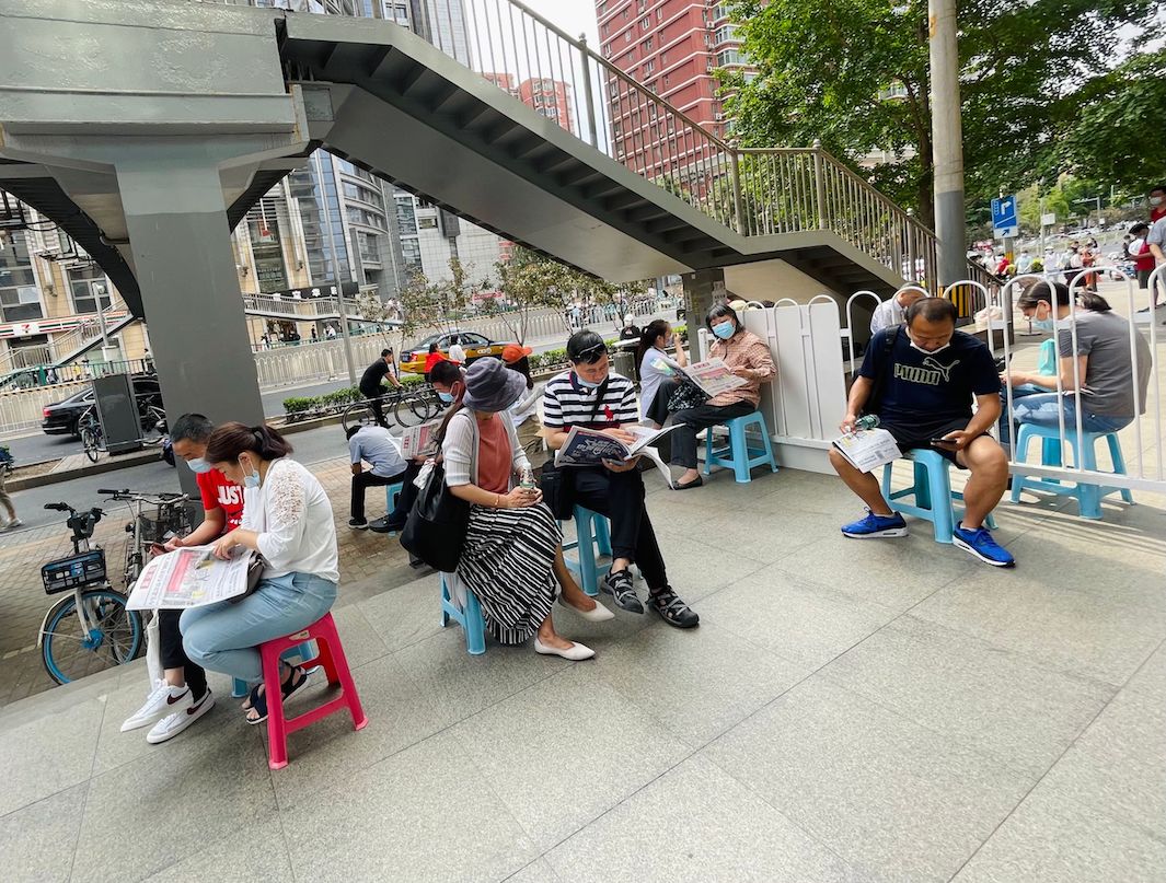 0家長拿報紙等候IMG_3178.JPG